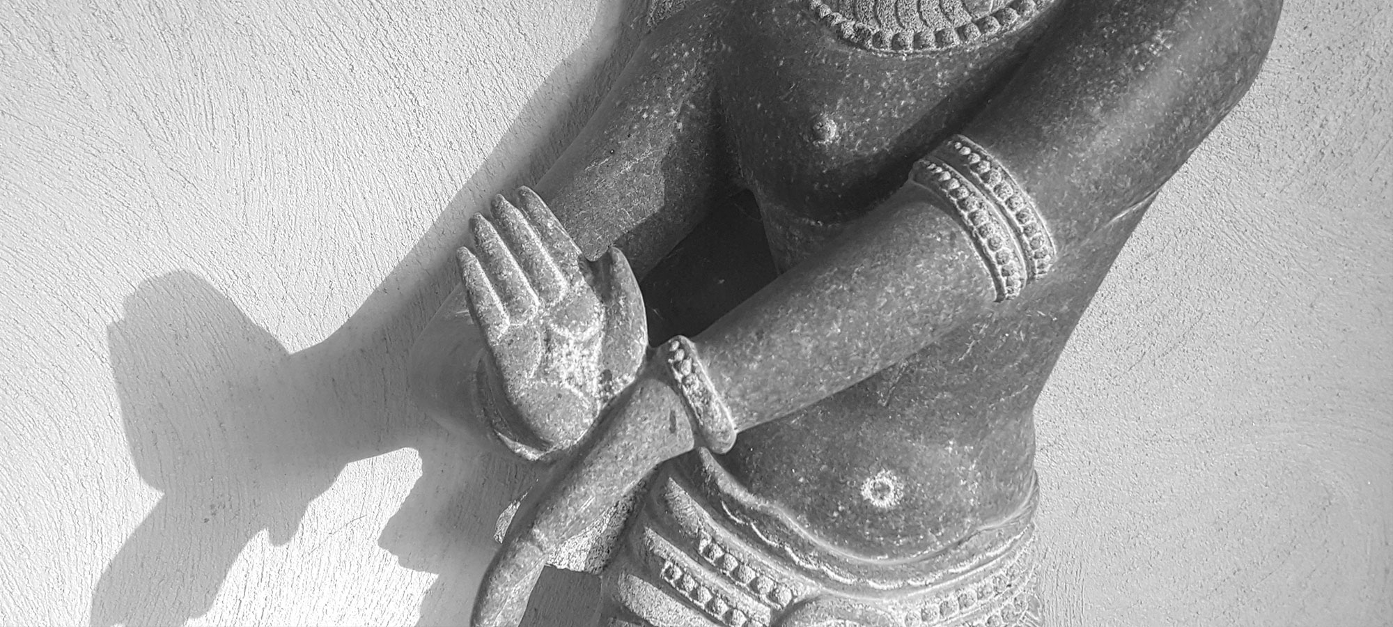 statue indienne posture yoga